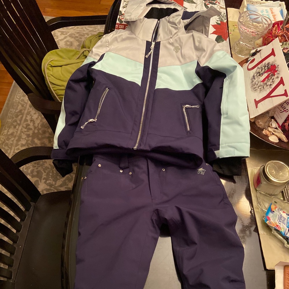 Brand new girls Descente ski suit size 8